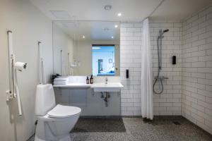 uma casa de banho com um WC, um lavatório e um chuveiro em Airport Hotel, Billund em Billund