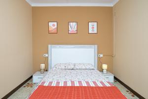 Schlafzimmer mit einem Bett mit einem roten Teppich in der Unterkunft Terra in Jijona