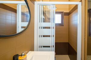 ein Bad mit einem Waschbecken und einem Spiegel in der Unterkunft Terra in Jijona