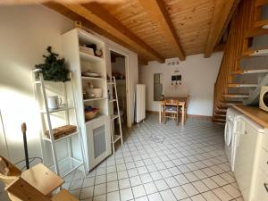 een kamer met een keuken met een tafel en een keuken bij Cà Batuffolin in Padua