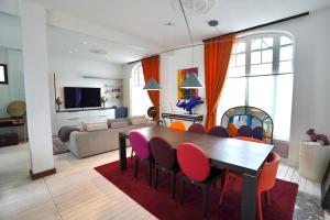 ein Wohnzimmer mit einem Esstisch und Stühlen in der Unterkunft Magnifique Villa La Rochelle Centre Ville in La Rochelle