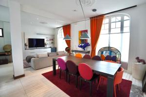 a living room with a dining room table and chairs at Magnifique Villa La Rochelle Centre Ville in La Rochelle