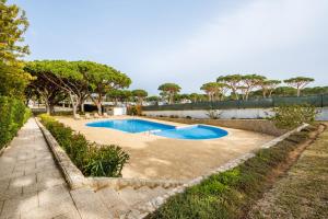 una piscina en medio de un patio en Falésia Beach Villa by The Portuguese Butler en Olhos de Água