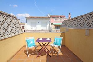 2 stoelen en een tafel op een balkon bij Apart-rent Casa Puigmal 0152 in Empuriabrava