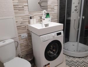 Kylpyhuone majoituspaikassa Small Breakwater Apartment