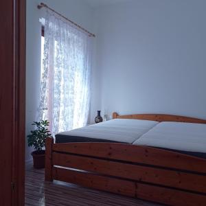 Ένα ή περισσότερα κρεβάτια σε δωμάτιο στο Németh Vendégház -Torkos Fogadó +2 φωτογραφίες