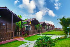 a row of cottages at a resort at Casa De Silver in Baga