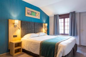Кровать или кровати в номере Hôtel L'Escale - Piscine & SPA