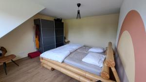 a small bedroom with a bed with white pillows at Woning in Born in Born
