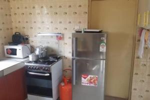 eine Küche mit einem Kühlschrank aus Edelstahl und einem Herd in der Unterkunft La petals hideaway house Machakos in Machakos