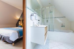 Кровать или кровати в номере Hôtel L'Escale - Piscine & SPA