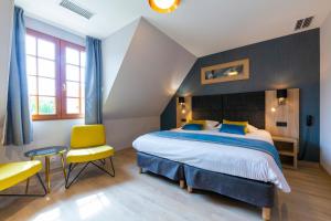 Кровать или кровати в номере Hôtel L'Escale - Piscine & SPA