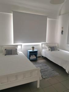 1 dormitorio con 2 camas y mesa azul en Nostalgia apts, en Limassol