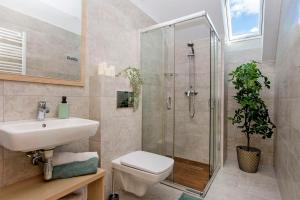 ヤスタルニャにあるmikroKlimatのバスルーム(シャワー、トイレ、シンク付)