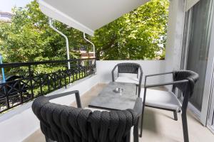 un patio con 2 sedie e un tavolo sul balcone di Anastasia Studios Hanioti a Hanioti