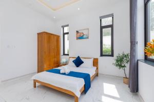 une chambre avec deux lits dans une pièce avec fenêtres dans l'établissement Đặng Diễm My Villages C2.49, à Vung Tau