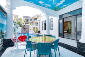 une salle à manger avec une table et des chaises dans l'établissement Đặng Diễm My Villages C2.49, à Vung Tau