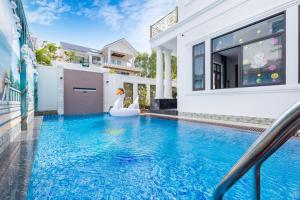 une villa avec piscine devant une maison dans l'établissement Đặng Diễm My Villages C2.49, à Vung Tau 40 autres photos