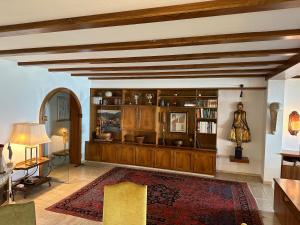 un soggiorno con pareti in legno e una grande biblioteca di Villa Noho a Nonnenhorn