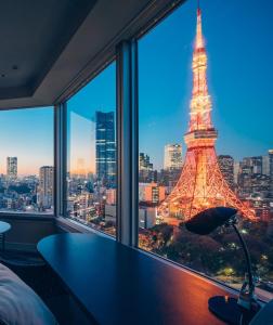een kamer met uitzicht op de eiffeltoren bij The Prince Park Tower Tokyo - Preferred Hotels & Resorts, LVX Collection in Tokyo
