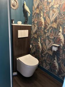a bathroom with a toilet and a bird on the wall at T2 Cosy et calme en plein centre in Bordeaux
