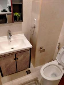 y baño con lavabo blanco y aseo. en Megatower Residence shortwalk2 SM BAGUIO BURNHAM, en Baguio