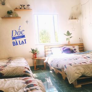 Postel nebo postele na pokoji v ubytování Dốc homestay Đà Lạt