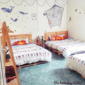 Postel nebo postele na pokoji v ubytování Dốc homestay Đà Lạt