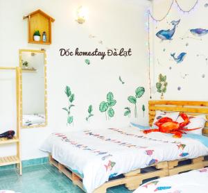 Postel nebo postele na pokoji v ubytování Dốc homestay Đà Lạt
