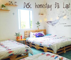 Postel nebo postele na pokoji v ubytování Dốc homestay Đà Lạt