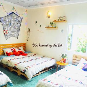Postel nebo postele na pokoji v ubytování Dốc homestay Đà Lạt