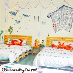 Postel nebo postele na pokoji v ubytování Dốc homestay Đà Lạt