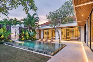 einen Pool im Hinterhof eines Hauses in der Unterkunft New 4 BDR Villa Mejan in Canggu