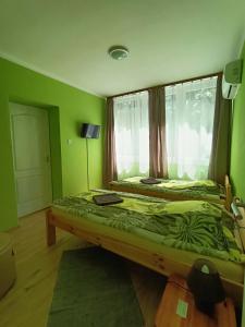 a bedroom with two beds and a window at Tölgyfa Vendégház in Balatonszepezd