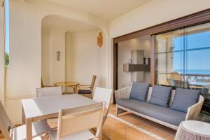 ein Wohnzimmer mit einem Tisch und einem Sofa in der Unterkunft Villa Gadea 10-1-4 in Altea