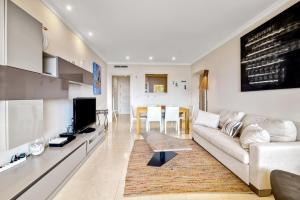ein Wohnzimmer mit einem Sofa und einem Tisch in der Unterkunft Villa Gadea 10-1-4 in Altea