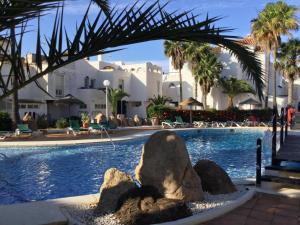 The swimming pool at or close to La Perla Azul - Terraza panorámica al Sol