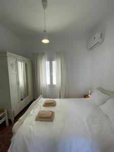 En eller flere senge i et værelse på Kardiani Village Home