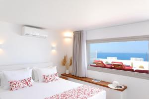 Cama ou camas em um quarto em O Lofos Luxury Boutique Suites