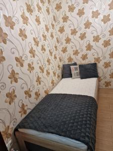 ソポトにあるBaltic Sopot 732の花が飾られたベッドルームの小さなベッド1台
