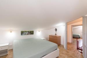 1 dormitorio con cama, escritorio y espejo en Casa Verde, en Castellammare del Golfo