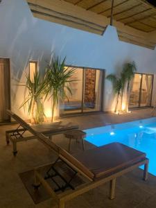 בריכת השחייה שנמצאת ב-Magnifique villa sans vis-à-vis • Marrakech או באזור