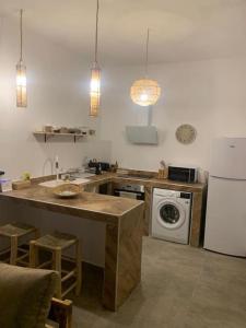 a kitchen with a counter and a stove and a refrigerator at Magnifique villa sans vis-à-vis • Marrakech in Marrakech