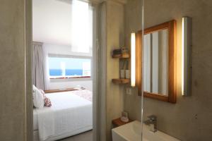 Cama ou camas em um quarto em O Lofos Luxury Boutique Suites