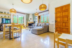 Posezení v ubytování Casa exclusiva, jardín y piscina privada