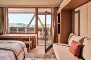 ein Hotelzimmer mit einem Bett und einem Balkon in der Unterkunft Falkensteiner Genuss & Wohlfühlhotel Mühlviertel in Bad Leonfelden