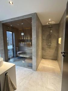 W łazience znajduje się prysznic i wanna. w obiekcie Luksushytte med Jacuzzi, Summer&Winter Retreat w mieście Lyngværet