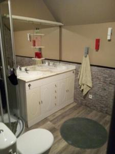 uma casa de banho com um lavatório e um WC em Chambre d’hôte em Saint-Valery-sur-Somme