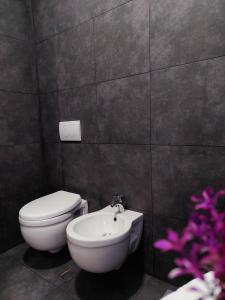 uma casa de banho com um WC e um lavatório em Gex apartments em Tirana