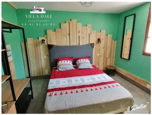 1 dormitorio con 1 cama grande y paredes de madera en Villadali-fr Appart Hôtel TOULON Clim, Wifi, Terrasse, Cuisine Parking Gratuit, en Toulon